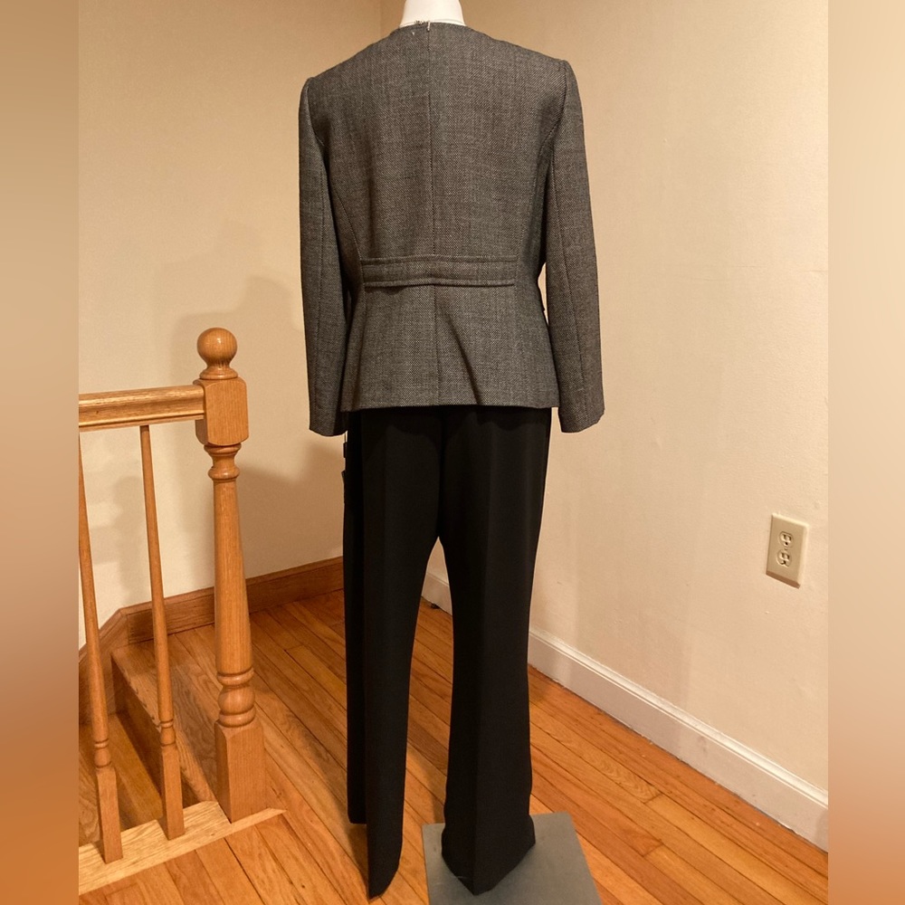 TAHARI ARTHUR S. LEVINE Black & Gray, Long Sleeve, 2 Piece Suit Sz. 16P NWT! - Picture 2 of 7